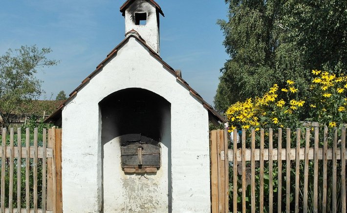 Baking Bread in a Wood-Fired Oven: Timing, Steam, and Crust